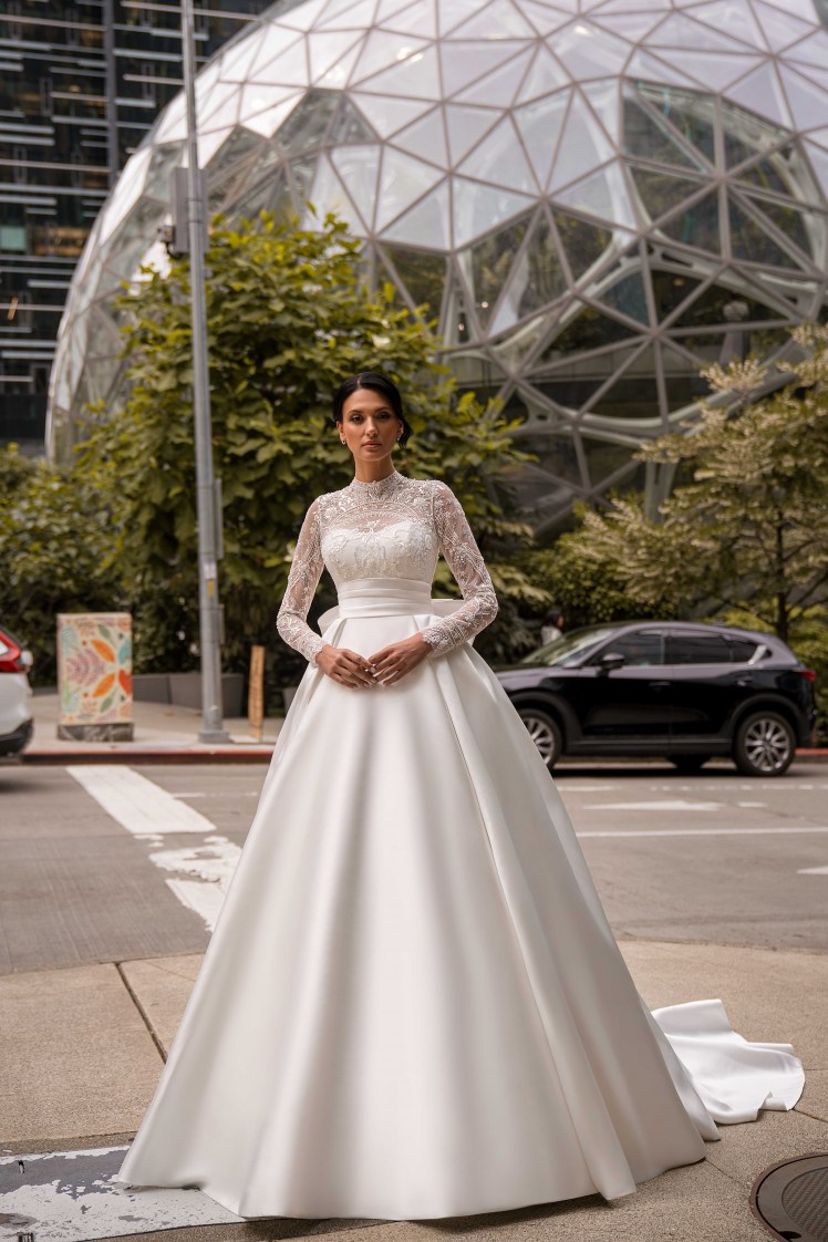 Τέλεια δαντέλα στο βασιλικό νυφικό φόρεμα από off white σατέν.