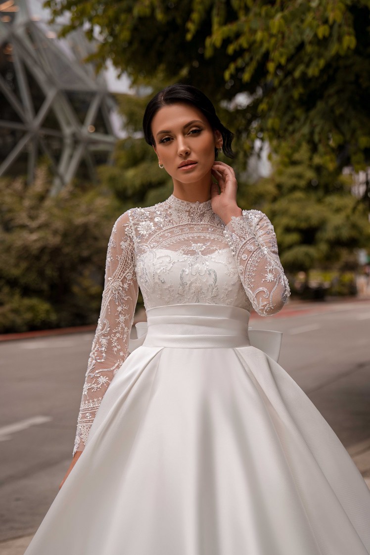 Τέλεια δαντέλα στο βασιλικό νυφικό φόρεμα.