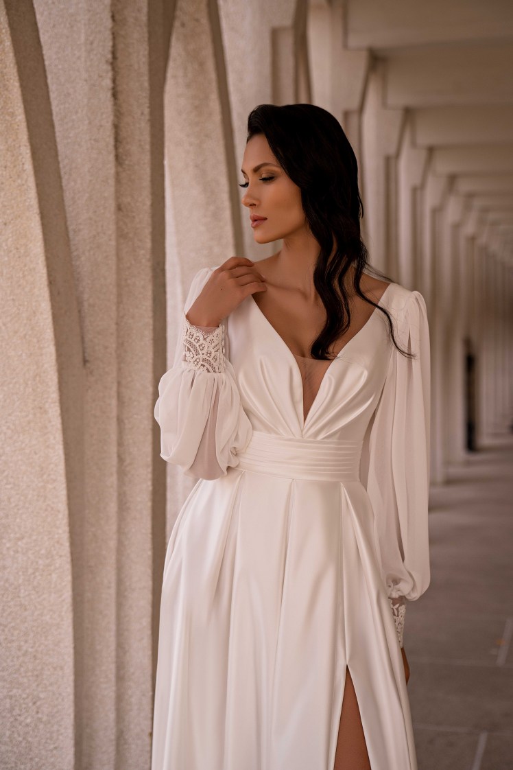 Σιφόν νυφικό με μανίκια σε στυλ μπόχο και σκίσιμο στη φούστα.