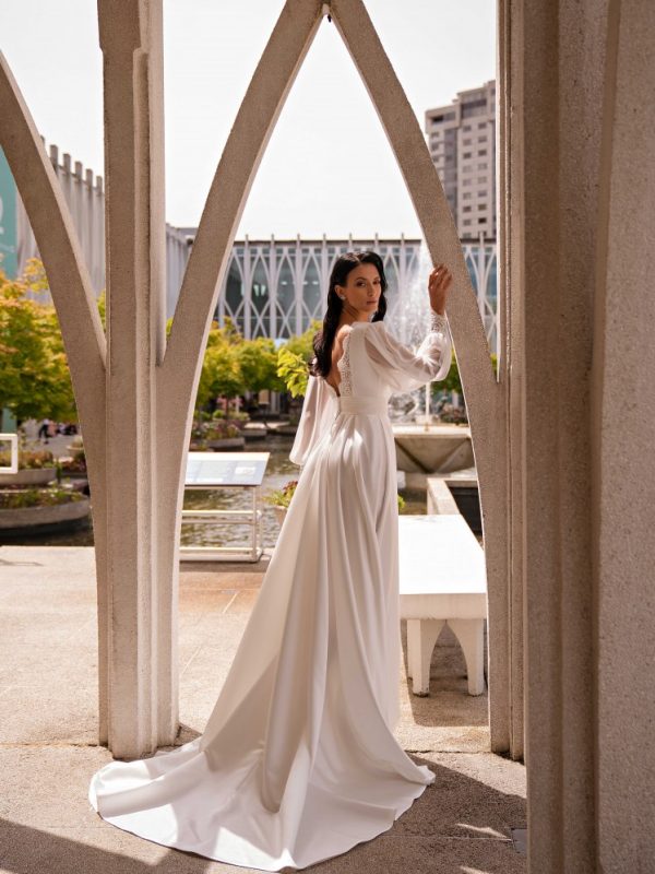 Σιφόν νυφικό με μανίκια σε στυλ μπόχο.