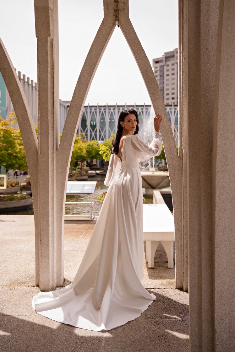 Σιφόν νυφικό με μανίκια σε στυλ μπόχο.