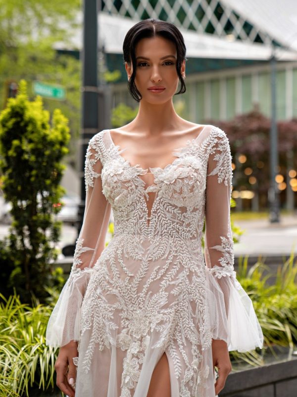 Boho νυφικό φόρεμα με μανίκια απο δαντέλα.