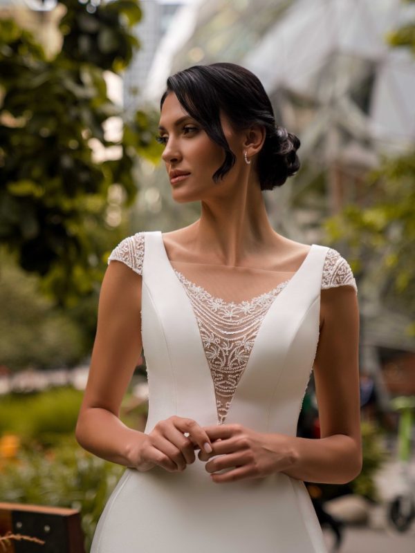 Κομψό νυφικό σε Α γραμμή.