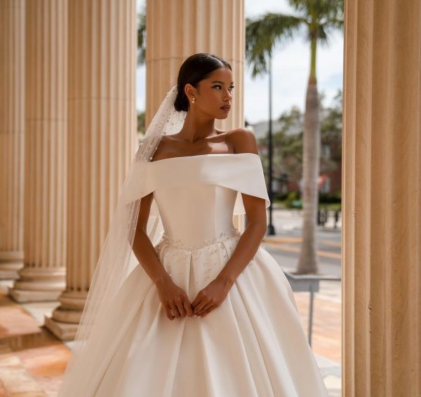 Σατέν νυφικό με ανοιχτούς ώμους στυλ πριγκίπισσα.