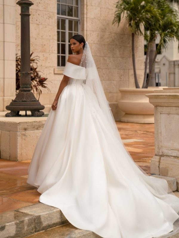 Σατέν νυφικό με ανοιχτούς ώμους στυλ πριγκίπισσα ιβουάρ.