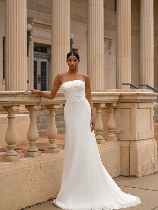 Ίσιο νυφικό στράπλες με κεντήματα λεπτομέρειες.