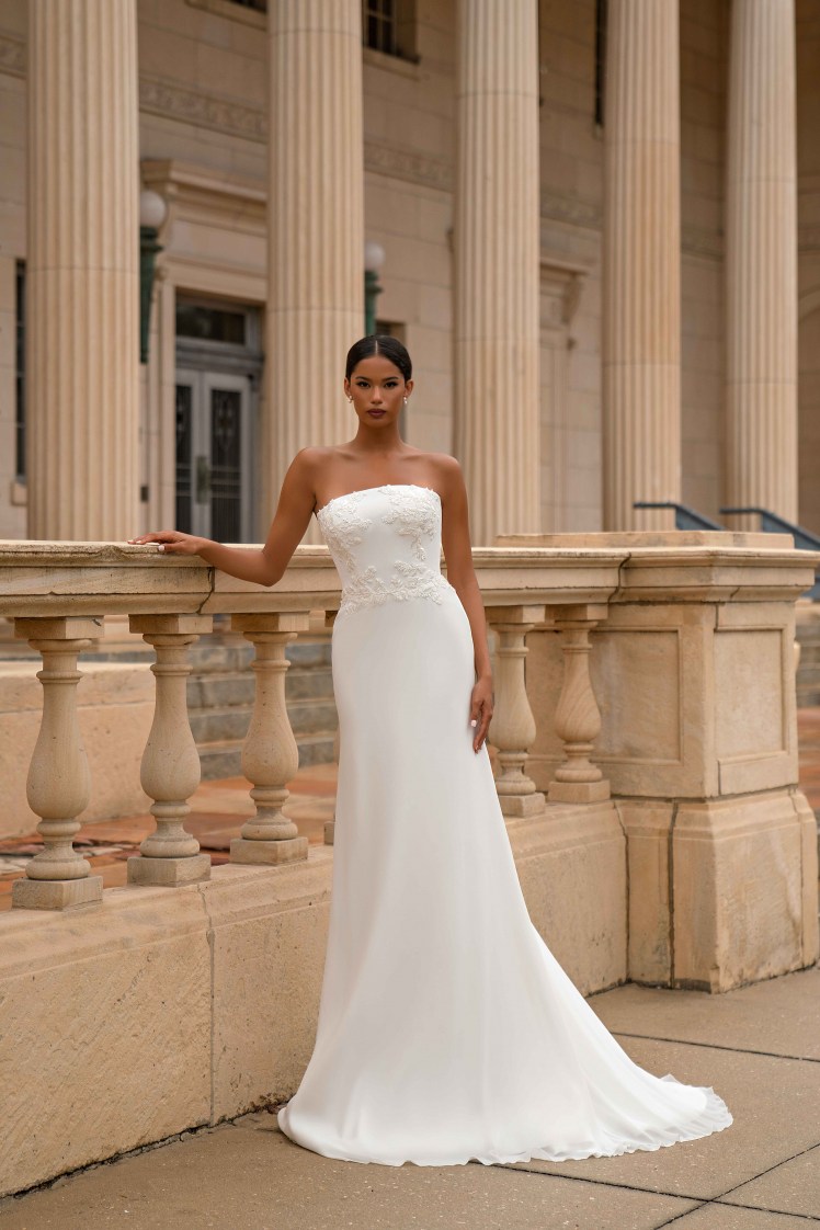 Ίσιο νυφικό στράπλες με κεντήματα λεπτομέρειες.