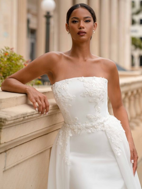 Ίσιο νυφικό με κεντήματα λεπτομέρειες.