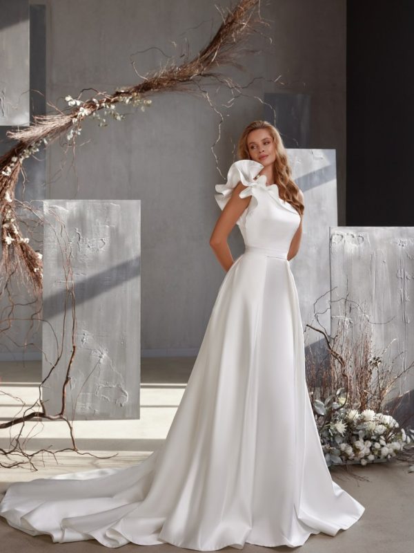 Σατέν φόρεμα με αποσπώμενη ουρά.