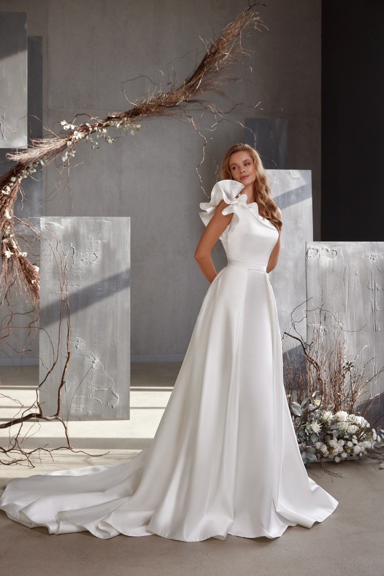 Σατέν φόρεμα με αποσπώμενη ουρά. Ενάς ωμος με βολάν κλέβει τις εντυπώσεις