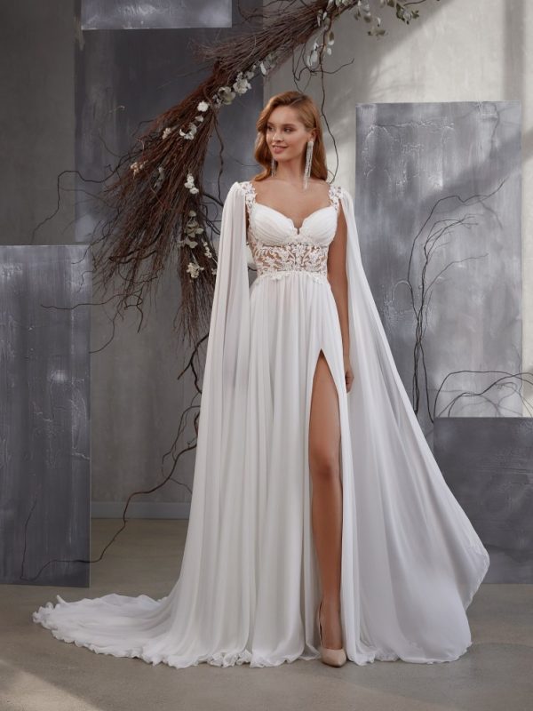 Απλό κομψό νυφικό σε ίσια γραμμή με πρόσθετα μανίκια.