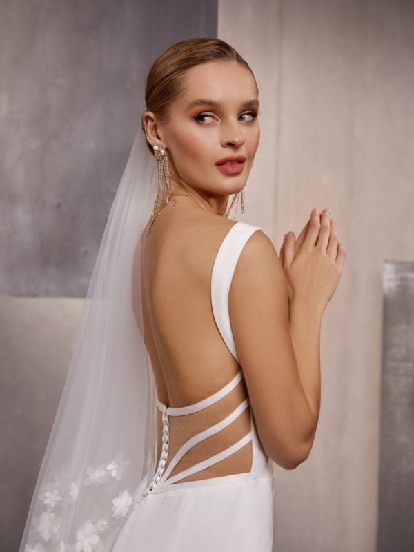 Εντυπωσιακό νυφικό τύπου γοργονέ με ανοιχτή πλάτη.