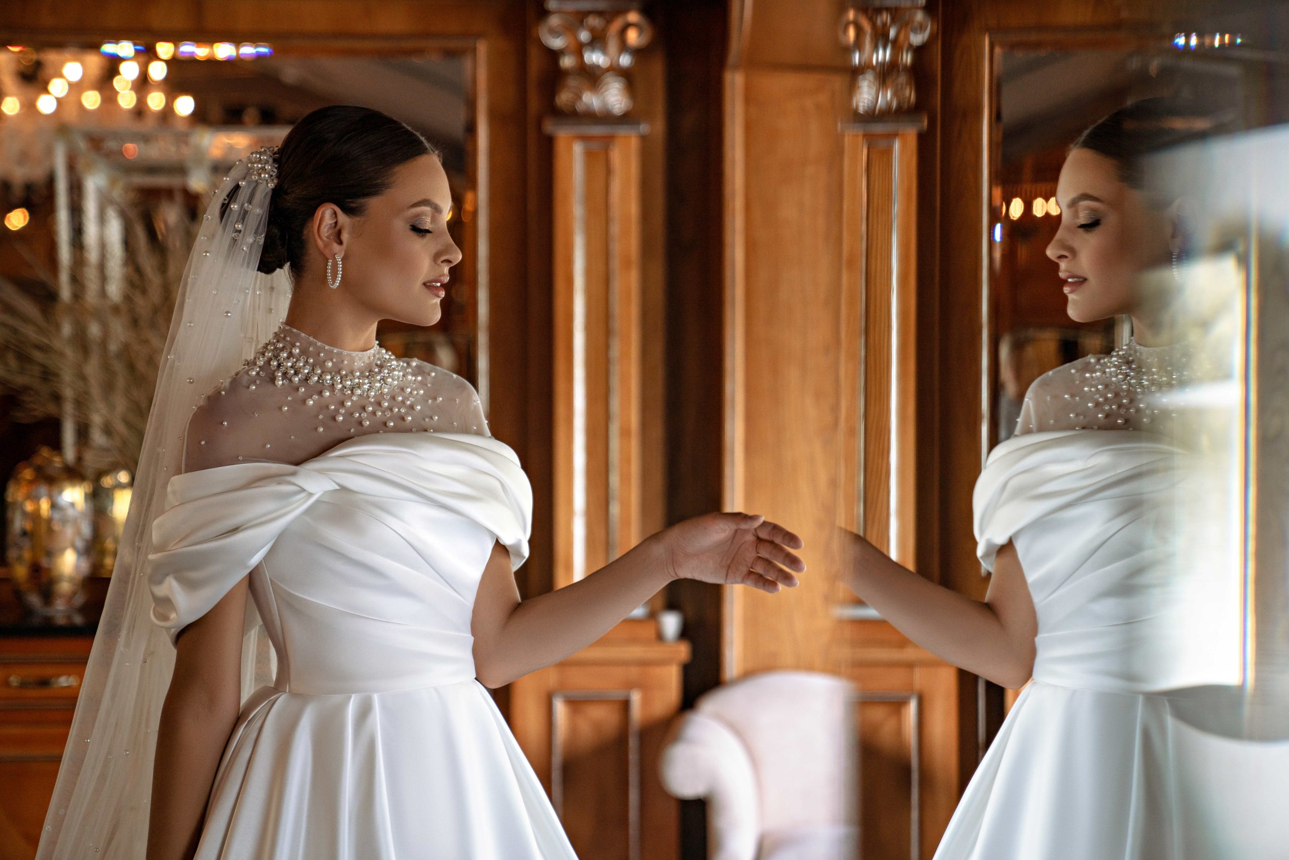 Σατέν νυφικό σε Α γραμμή με πέρλες στο μπούστο.