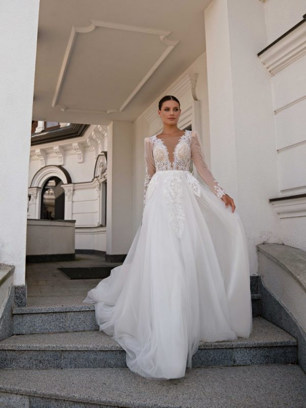 Φόρεμα νυφικό με μακριά μανίκια.