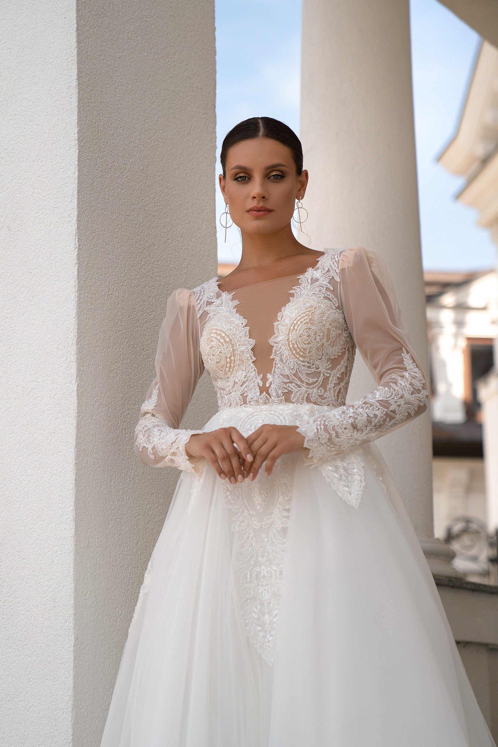 Φόρεμα νυφικό με μακριά μανίκια.
