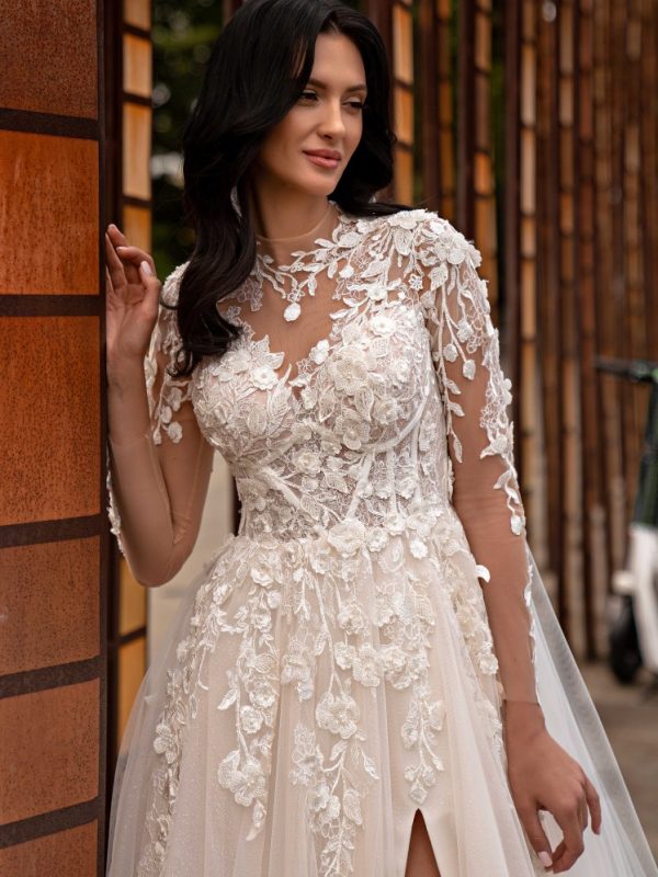 Γαλλική δαντέλα στο νυφικό με μανίκια.