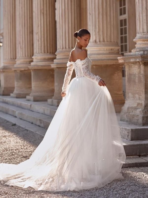 Analafro nyfiko me idiaitero korse kai makria manikia