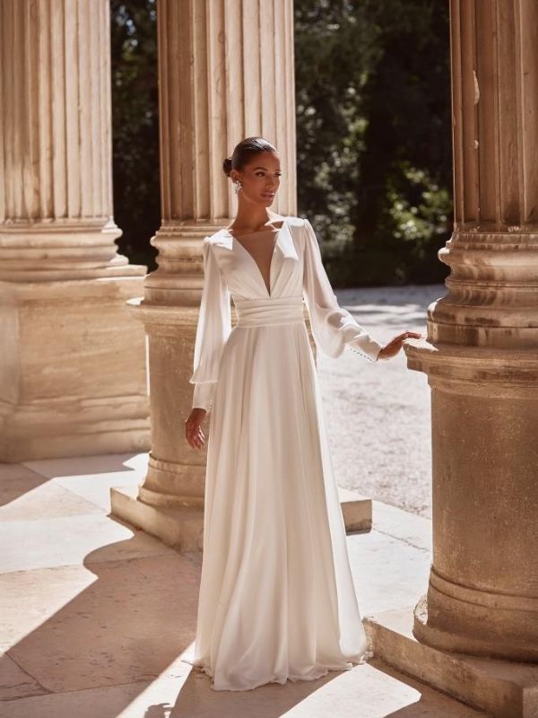 nyfiko-adele-a-line-makria-manikia-anoichti-plati-catwalk-brides