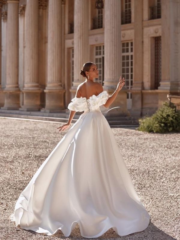 plati-nyfiko-dorota-korses-kordoni-anoichti-plati-oura-catwalk-brides