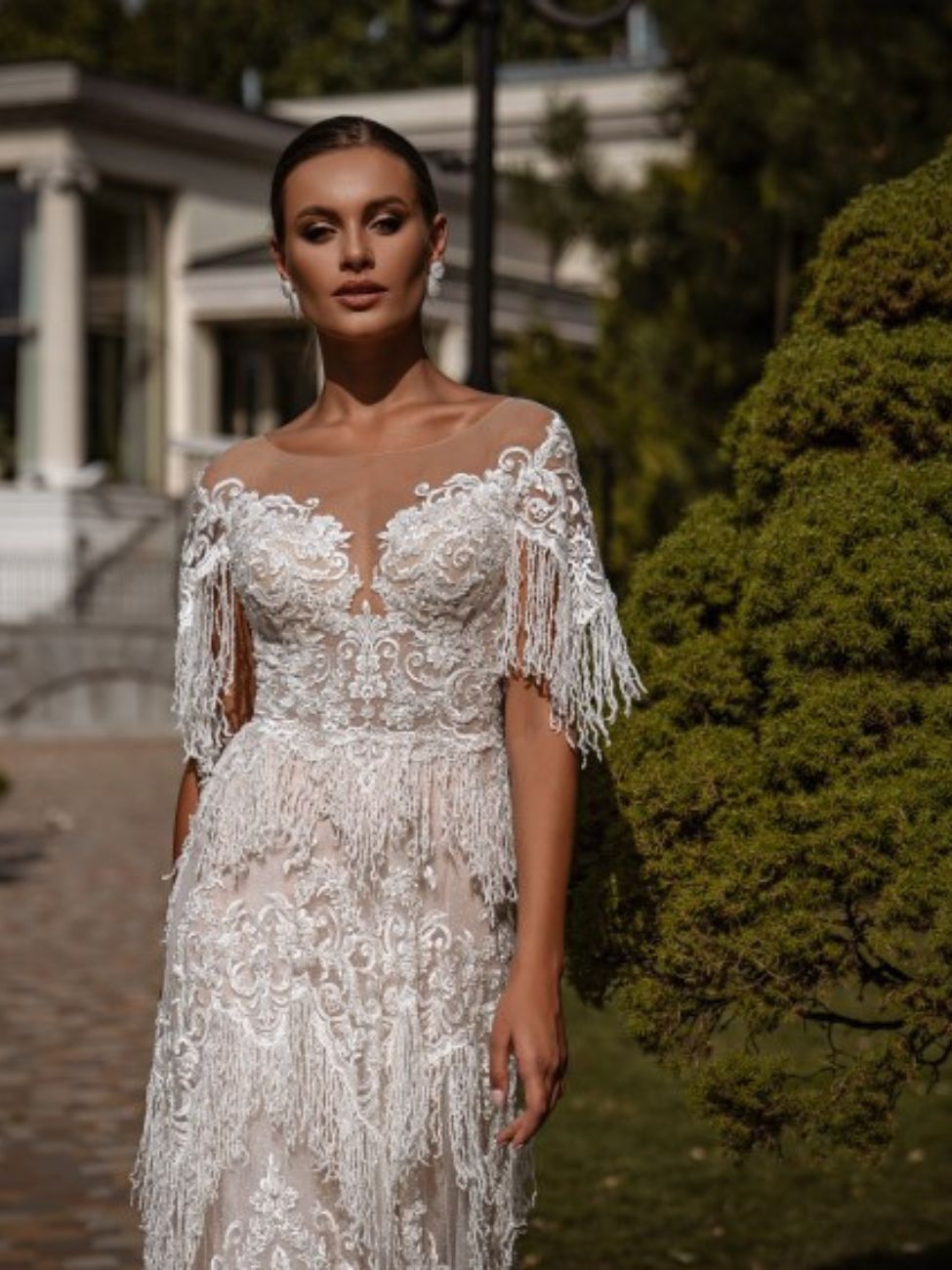 nyfiko-giselle-divine-anixti-plati-me-koumpakia-kai-krossia-catwalk-brides