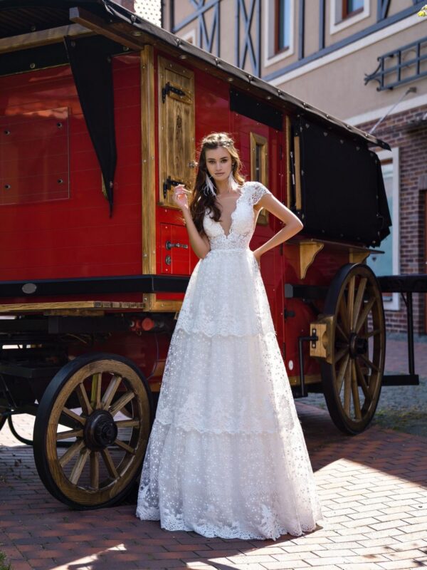 boho-nyfiko-rene-isia-grammi-dantela-v-neck-catwalk-brides