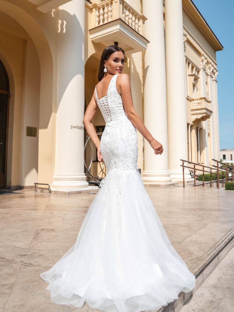 nyfiko-margaret-plati-me-kordoni-lace-up-back-catwalk-brides