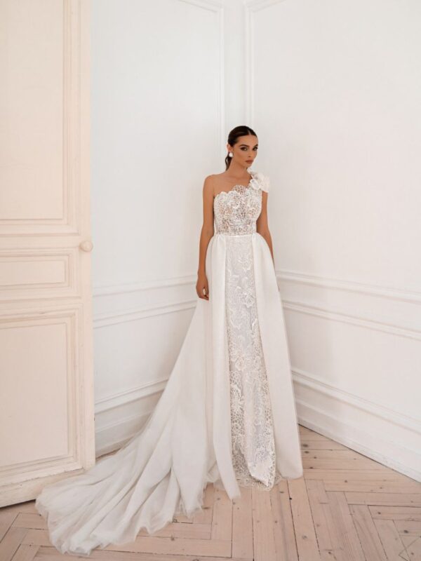 nyfiko-primrose-me-prosthethei-fousta-overskirt-catwalk-brides