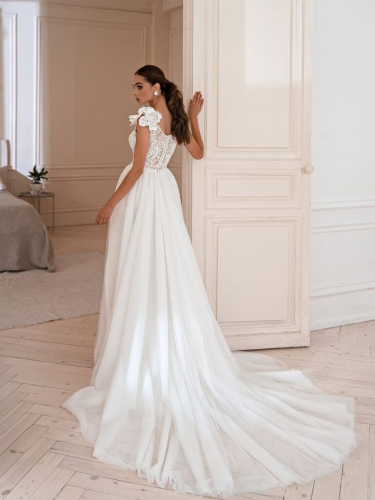 nyfiko-primrose-me-oura-kai-dantela-catwalk-brides