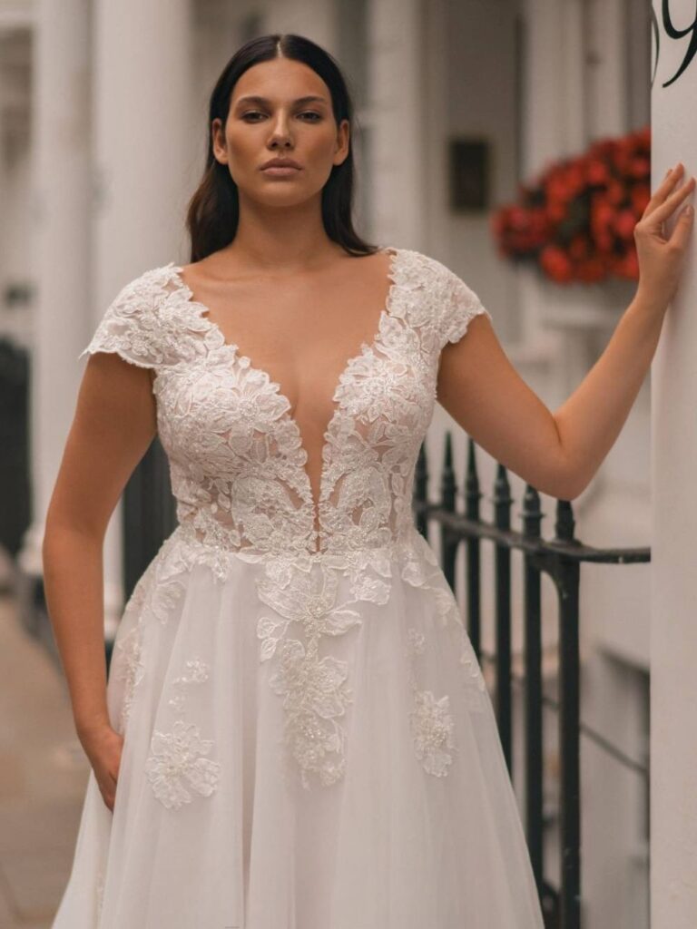 plus-size-nyfiko-amelia-v-neck-dantela-catwalk-brides
