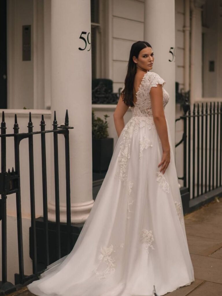 nyfiko-amelia-plus-size-plati-v-dantela-catwalk-brides
