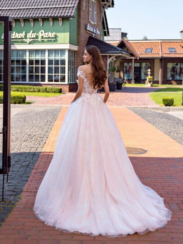 nyfiko-rosa-plati-me-koumpia-kai-makria-oura-ballgown