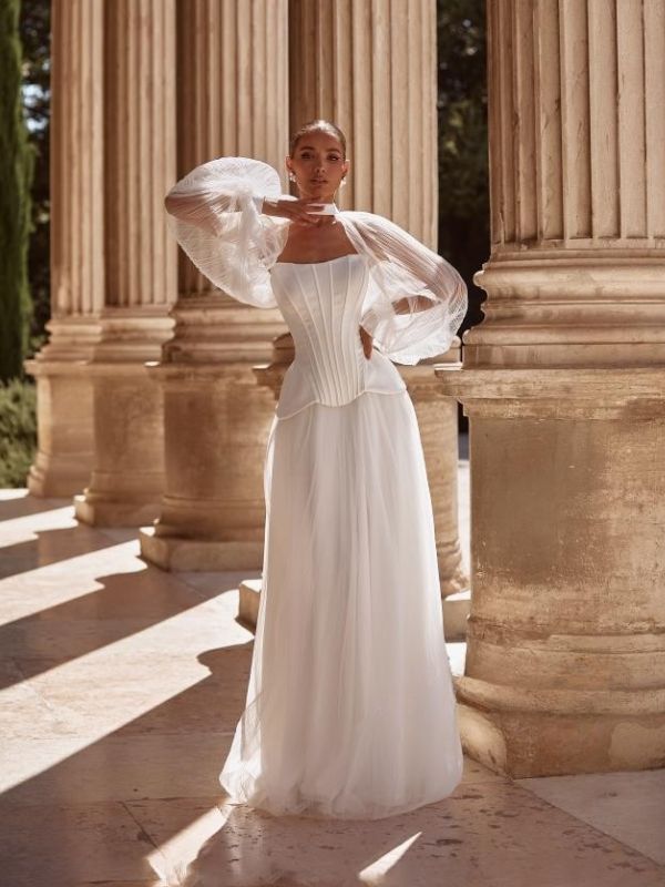 High-fashion νυφικό σύνολο Marsala με αρχιτεκτονικό κορσέ, μπολερό και μακριά τούλινη φούστα