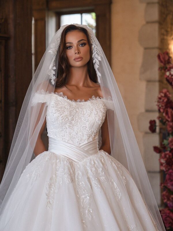 Μπούστο νυφικού Roslyn με off-the-shoulder ώμους, σατέν ζώνη και πέπλο Cathedral Catwalkbrides